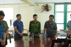 Hoàng Thanh Bình (ngoài cùng, bên trái) bị bắt giam khi đang đương chức Giám đốc Điện lực huyện Na Rì. (Ảnh: Công an Bắc Kạn)