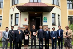 Đoàn công tác Đại sứ quán và lãnh đạo cộng đồng người Việt Nam tại CH Séc, tỉnh Liberec chụp ảnh lưu niệm với lãnh đạo thành phố Chrastava và ban quản lý cơ sở nơi các thiếu sinh quân Việt Nam từng sinh sống và học tập giai đoạn 1956-1960. (Ảnh: Ngọc Biên/TTXVN)