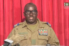 Người phát ngôn của chính quyền quân sự Niger, Đại tá Amadou Abdramane, đọc thông báo trên truyền hình quốc gia, ngày 9/8/2023. (Ảnh: AFP/TTXVN)