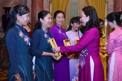 Phó Chủ tịch nước Võ Thị Ánh Xuân tặng quà lưu niệm các đại biểu nữ chuyên trách Hội Liên hiệp Phụ nữ tiêu biểu các cấp toàn quốc năm 2024. (Ảnh: Văn Điệp/TTXVN)