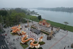 Linh vật rồng tạo điểm nhấn trong không gian Hội xuân bên bờ sông Hương. (Ảnh: Tường Vi/TTXVN)