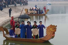 Biểu diễn Dân ca Quan họ trên thuyền của các liền anh, liền chị tại Hội Lim, huyện Tiên Du, tỉnh Bắc Ninh. (Ảnh: Thanh Thương/TTXVN)