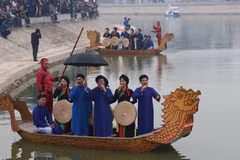 Biểu diễn Dân ca Quan họ trên thuyền của các liền anh, liền chị tại Hội Lim, huyện Tiên Du, tỉnh Bắc Ninh. (Ảnh: Thanh Thương/TTXVN)
