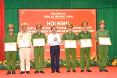 Chủ tịch UBND tỉnh Sóc Trăng Trần Văn Lâu trao Bằng khen của UBND tỉnh cho 1 tập thể và 5 cá nhân có thành tích xuất sắc trong vụ việc giải cứu con tin. (Ảnh: TTXVN phát)