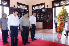 Thủ tướng Phạm Minh Chính tưởng niệm Chủ tịch Hội đồng Bộ trưởng Phạm Hùng. (Ảnh: Dương Giang/TTXVN)