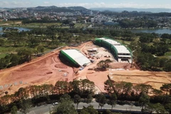 Khối nhà hình vòng cung với tổng diện tích hơn 17.000m2 đã được xây dựng 5 tầng. (Ảnh: Nguyễn Dũng - TTXVN)