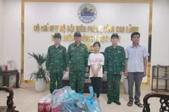 Cháu Hoàng Ngọc Hân cùng phụ huynh cảm ơn hành động đẹp của cán bộ, chiến sỹ Đồn Biên phòng Ngọc Côn. (Ảnh: TTXVN phát)