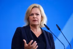 Bộ trưởng Nội vụ Đức Nancy Faeser tại cuộc họp báo ở Berlin, Đức. (Ảnh: AFP/TTXVN)