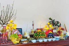 Lễ cúng hóa vàng là nghi thức quan trọng trong ngày Tết của người Việt để tiễn đưa Tổ tiên. (Nguồn: Vietnam+) 
