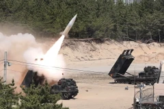 Tên lửa được phóng từ Hệ thống tên lửa chiến thuật Lục quân (ATACMS) tầm xa của Mỹ. (Ảnh: AFP/TTXVN)