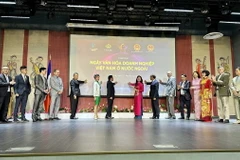 Khách mời và diễn giả ấn nút khai mạc kiện “Ngày văn hoá doanh nghiệp Việt Nam ở nước ngoài lần thứ nhất - Paris 2024”. (Ảnh: Thu Hà/TTXVN)