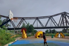 Khu vui chơi tại tổ 1, phường Phúc Tân được cải tạo từ bãi cỏ hoang và trồng rau ven bờ vở sông Hồng. (Ảnh: Đinh Thuận/TTXVN)