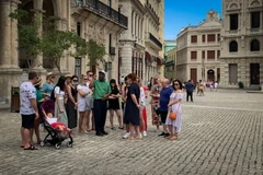Khách du lịch Nga tham quan thủ đô La Habana, Cuba. (Ảnh: AFP/TTXVN)