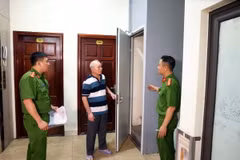 Cán bộ, chiến sỹ Công an phường Trung Hoà, quận Cầu Giấy kiểm tra, hướng dẫn cửa thoát khói cho chủ cơ sở kinh doanh nhà trọ, chung cư mini. (Ảnh: Phạm Kiên/TTXVN)