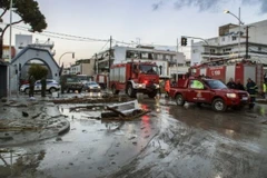 Bão Bora làm hư hại đường sá và các tòa nhà ở đảo Rhodes. (Ảnh: AFP)