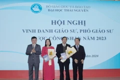 Đại học Thái Nguyên vinh danh 2 nhà giáo được công nhận chức danh Giáo sư năm 2023. (Ảnh: Thu Hằng/TTXVN)