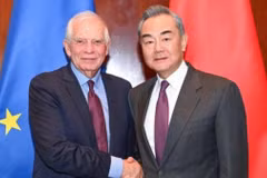 Đại diện cấp cao của EU về chính sách an ninh và đối ngoại Josep Borrell và Ngoại trưởng Trung Quốc Vương Nghị. (Ảnh: China Daily)