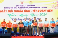 Bà Vũ Thế Vân trao quà Tết cho công nhân lao động tại Ngày hội. (Ảnh: Trang tin Điện tử Thành phố Hồ Chí Minh)