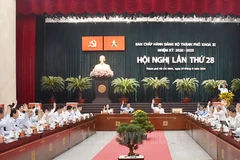 Các đại biểu biểu quyết thông qua nội dung Hội nghị. (Ảnh: Trang tin điện tử Đảng bộ Thành phố Hồ Chí Minh)