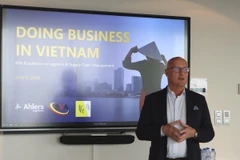 Ông Roger Chantillon, CEO Công ty Ahlers Logistics, giới thiệu về cơ hội kinh doanh tại Việt Nam. (Ảnh: Hương Giang/TTXVN)