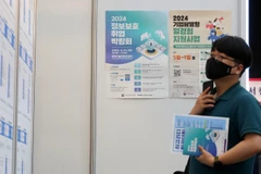 Một người đang tìm việc tại một hội chợ được tổ chức ở phía nam Seoul vào ngày 31/5. (Nguồn: Newsis)