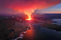 Tro bụi và dung nham phun trào từ miệng núi lửa ở Grindavik, Iceland, ngày 14/1/2024. (Ảnh: AFP/TTXVN)