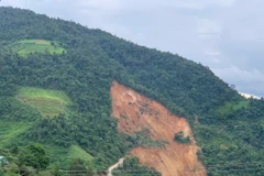 Điểm sạt lở tại km 218+750, quốc lộ 4H, thuộc địa bàn bản Xi Nế, xã Mù Cả, huyện Mường Tè, Lai Châu. (Ảnh: TTXVN phát)