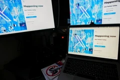 Mạng xã hội X hiển thị trên màn hình máy tính. (Ảnh: AP)