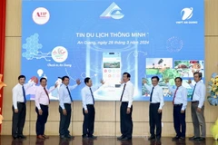 Lãnh đạo tỉnh An Giang ấn nút khai trương cổng thông tin du lịch thông minh checkinangiang.vn. (Ảnh: Thanh Sang/TTXVN)