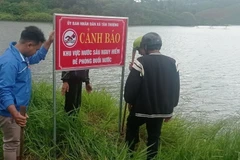 Cắm biển cảnh báo tại tất cả các hồ thủy điện, thủy lợi và ao hồ trên địa bàn huyện Di Linh, Lâm Đồng. (Ảnh: TTXVN phát)