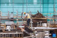 Một công nhân làm việc tại một công trường xây dựng ở Hải Khẩu, tỉnh Hải Nam, Nam Trung Quốc, ngày 11/9. (Ảnh: Tân Hoa xã)