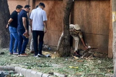 Cảnh sát kiểm tra gần hiện trường vụ nổ. (Nguồn: indiatoday)