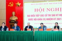 Ông Đỗ Văn Chiến cùng các đại biểu Quốc hội tiếp xúc cử tri tại huyện Con Cuông. (Ảnh: TTXVN phát)