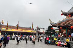 Du khách hành hương Lễ hội Phủ Dầy tại Phủ Tiên Hương (Phủ Chính) năm 2024. (Ảnh: Bích Hằng/Vietnam+)