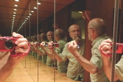 Hiệu ứng hình ảnh vô cực khi hai tấm gương đặt đối diện nhau. (Nguồn: BBC)