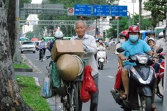 Người cao tuổi thu gom phế liệu tại Thành phố Hồ Chí Minh. (Ảnh: Đinh Hằng/TTXVN)