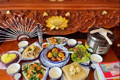 Mâm cỗ ngày Tết luôn dồi dào chất đạm và tinh bột. (Ảnh: Bích Hằng/Vietnam+)