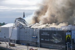 Khói bốc lên từ đám cháy tòa nhà Borsen 400 tuổi, ngày 16/4. (Nguồn: AP)