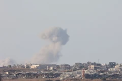 Khói bốc lên sau cuộc không kích của Israel xuống Dải Gaza ngày 11/8/2024. (Ảnh: THX/TTXVN)