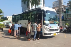 Chuyến xe đưa bệnh nhân về quê đón Tết. (Ảnh: Văn Dũng/TTXVN)