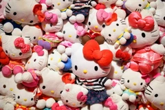 Một số sản phẩm "Hello Kitty" được trưng bày tại buổi ra mắt báo chí của triển lãm "CUTE" tại Somerset House ở London, Anh vào ngày 24/1. (Ảnh: Getty Images)