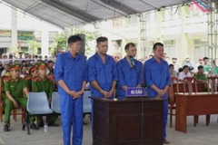 Bốn bị cáo bị xét xử vì tội "Tổ chức, môi giới cho người khác trốn đi nước ngoài trái phép” theo quy định tại Điều 349 của Bộ luật Hình sự. (Ảnh: Huỳnh Anh/TTXVN)
