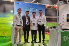 Ông Ngô Tấn Cang (thứ 2 từ trái sang phải), Giám đốc Thiết kế Chiếu sáng Signify Việt Nam, ông Đỗ Hải Đăng (ngoài cùng bên phải), Quản lý Kinh doanh cùng khách hàng tại hội nghị.