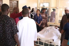 Một nạn nhân bị thương trong vụ nổ được điều trị tại bệnh viện ở Mandera, Kenya. (Ảnh AP)