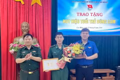 Phó Bí thư Thường trực Tỉnh đoàn, Phó Chủ tịch Hội Liên hiệp thanh niên Việt Nam tỉnh Cao Bằng Hà Ngọc Huy trao tặng Huy hiệu “Tuổi trẻ dũng cảm” cho Binh nhất Lý Văn Vũ. (Ảnh: TTXVN phát)