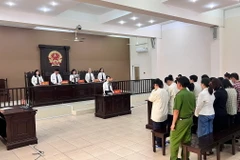 Các bị cáo mua bán người trong một vụ án xét xử. (Nguồn: TTXVN)