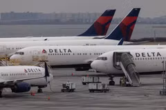 Máy bay của Hãng Delta tại sân bay quốc tế John F. Kennedy ở New York, Mỹ. (Ảnh: AFP/TTXVN)