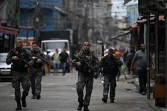 Cảnh sát Brazil tuần tra trên đường phố tại Rio de Janeiro. (Ảnh: AFP/TTXVN)