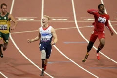 Vận động viên Anh Jonnie Peacock (giữa) trên đường đua. (Nguồn: AFP)