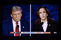 Cựu Tổng thống Mỹ Donald Trump (trái) và Phó Tổng thống Kamala Harris. (Ảnh: THX/TTXVN)